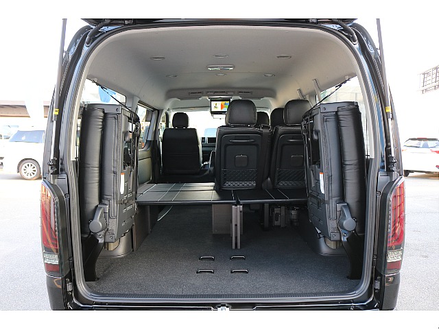 4列目は左右に跳ね上げ可能♪