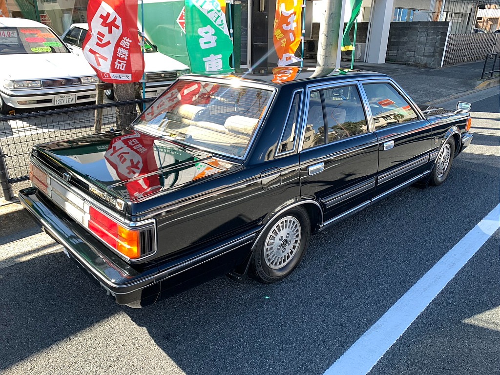 日産 セドリック4ドアセダン(5枚目)