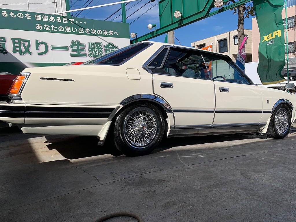 日産 グロリア4ドアHT(5枚目)