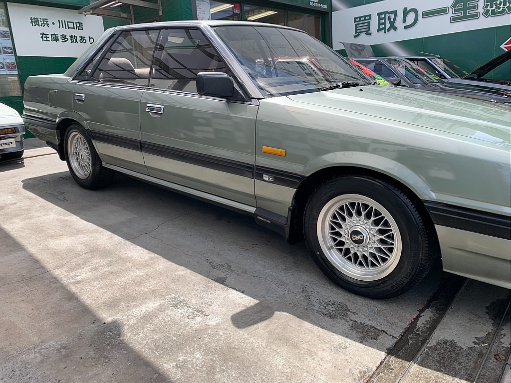 日産 スカイライン4ドアHT(4枚目)