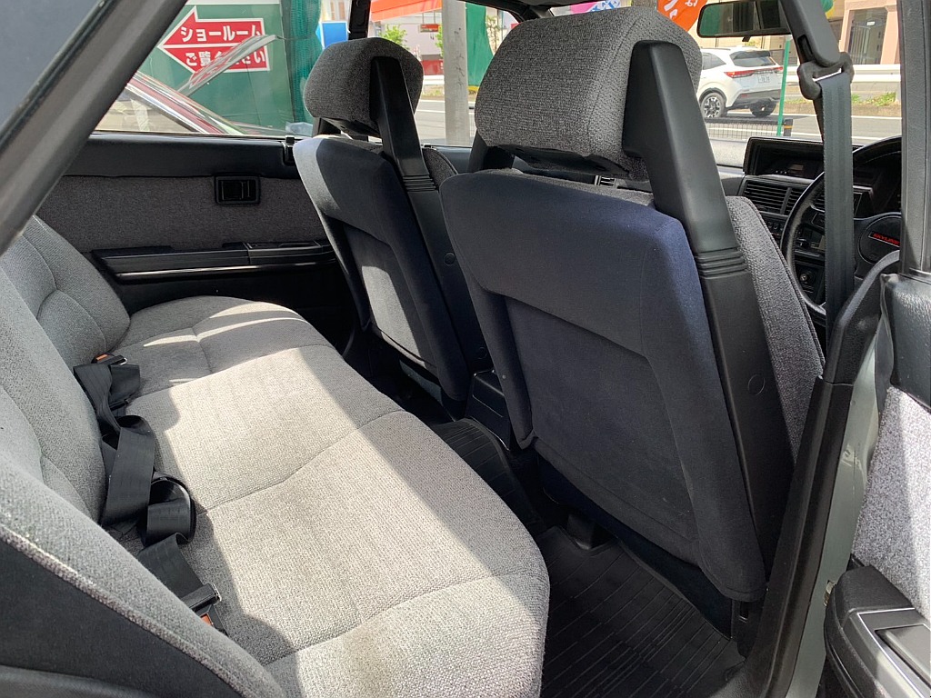 日産 スカイライン4ドアHT(31枚目)