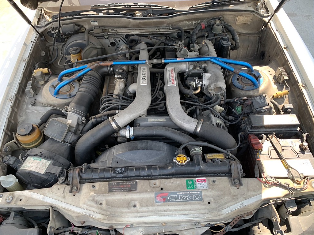 エンジンルームはこれから仕上げです。経年の汚れはありますが状態は悪くないです。