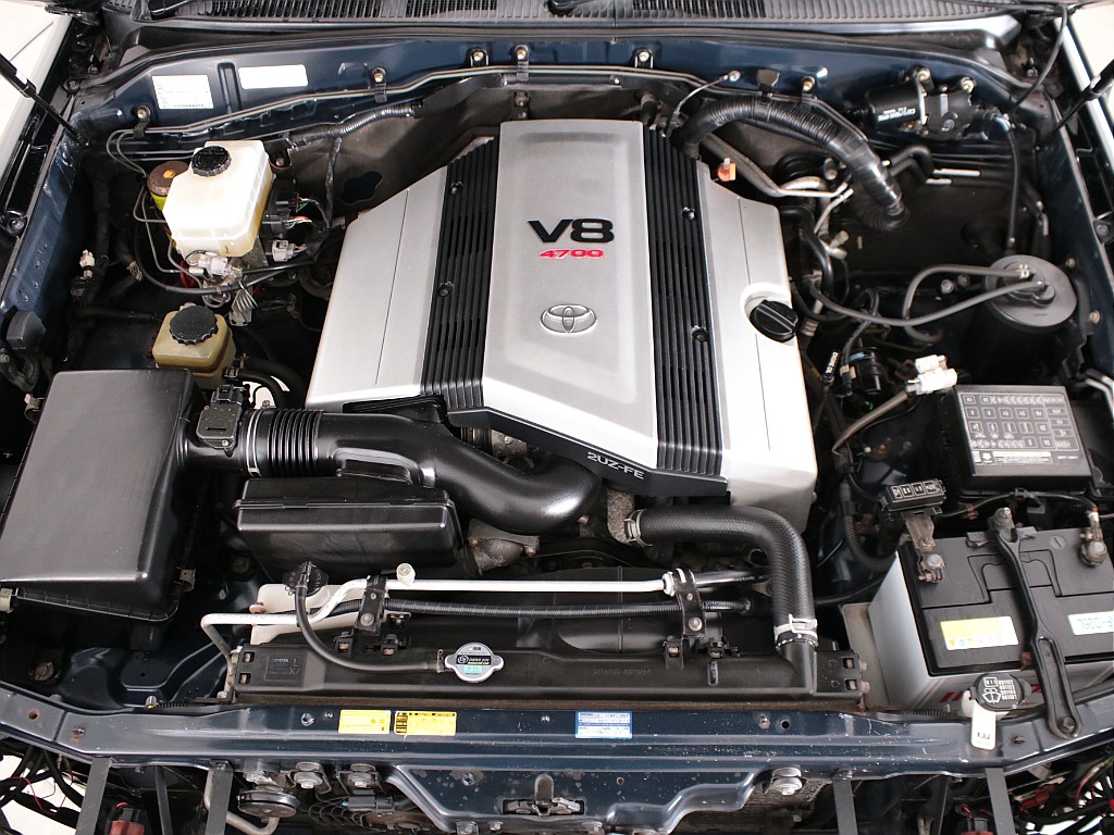 キレイに保たれているエンジンルーム！Ｖ８・４７００ｃｃの２ＵＺエンジンは、静寂性とパワーを兼ね揃えております！