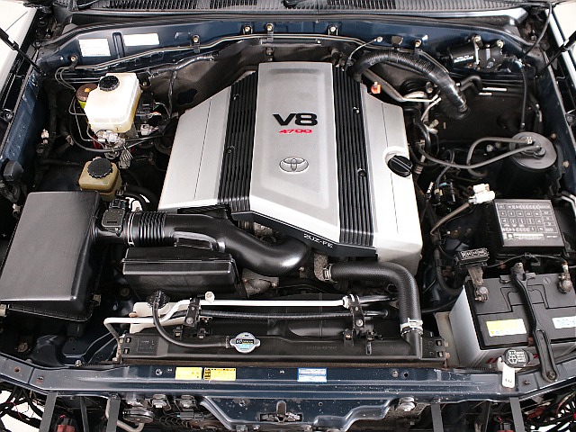 キレイに保たれているエンジンルーム！Ｖ８・４７００ｃｃの２ＵＺエンジンは、静寂性とパワーを兼ね揃えております！