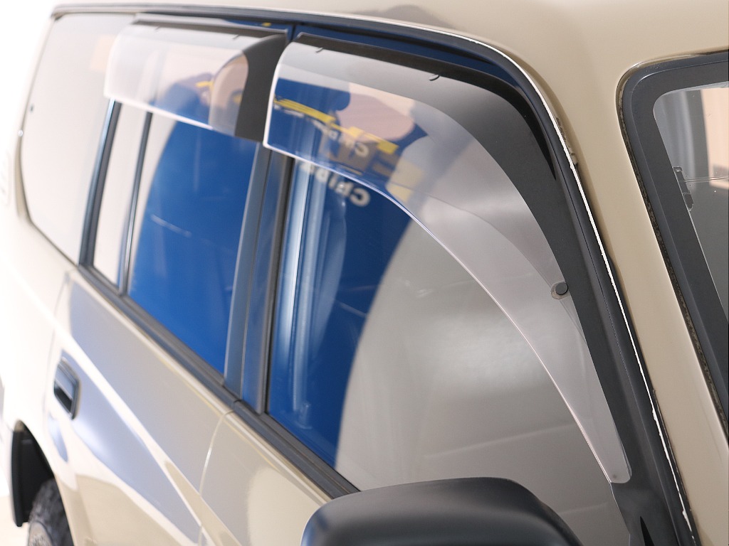 サイドバイザー付きのお車です！