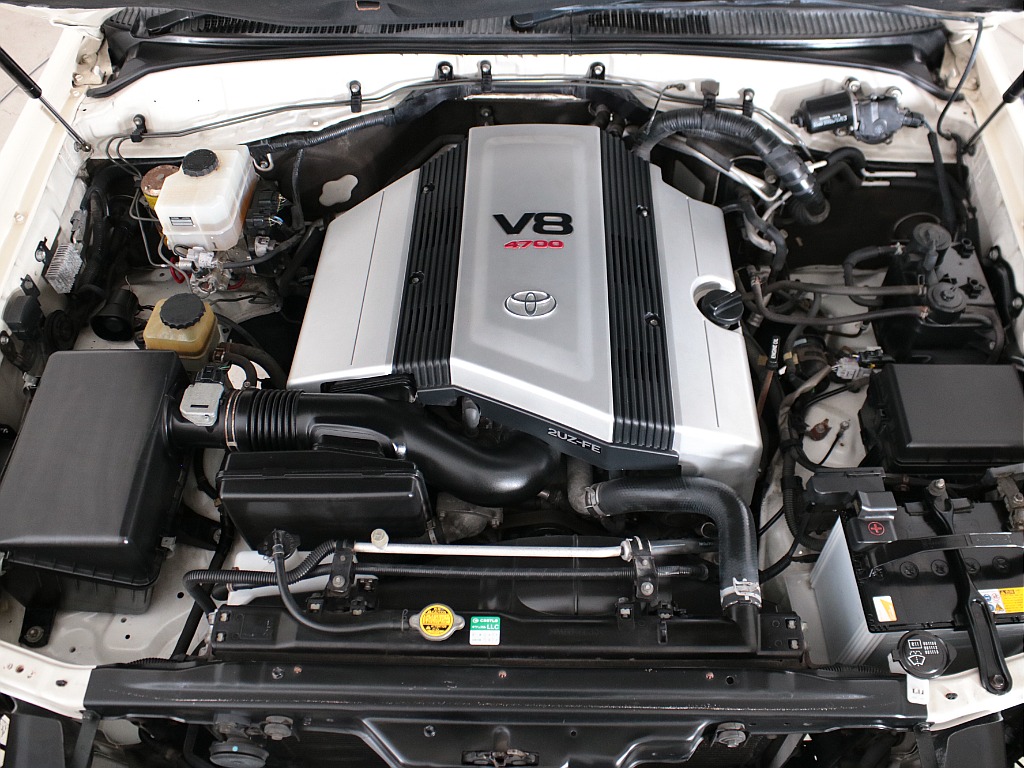 キレイに保たれているエンジンルーム！Ｖ８・４７００ｃｃの２ＵＺエンジンは、静寂性とパワーを兼ね揃えております！