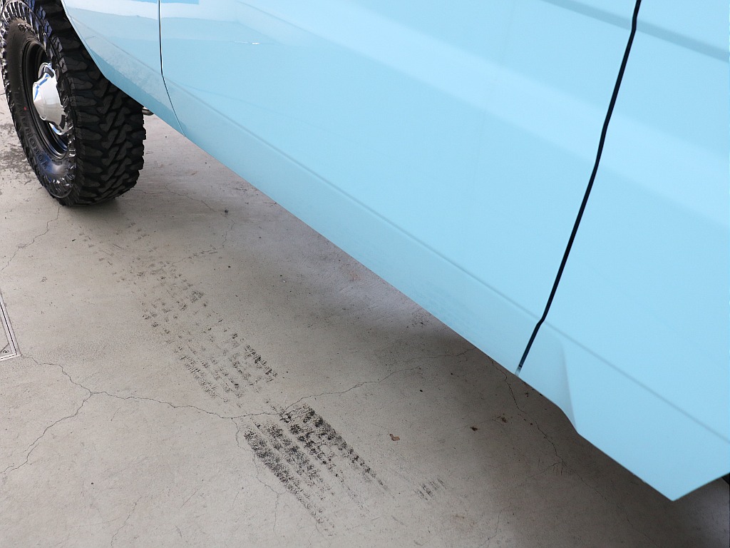 サイドステップレスでスッキリとした印象！