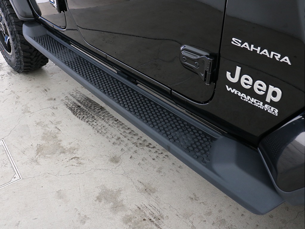 サイドステップ付きで乗り降りも安心です！