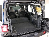 セカンドシートを倒すと広々としたラゲッジスペース！