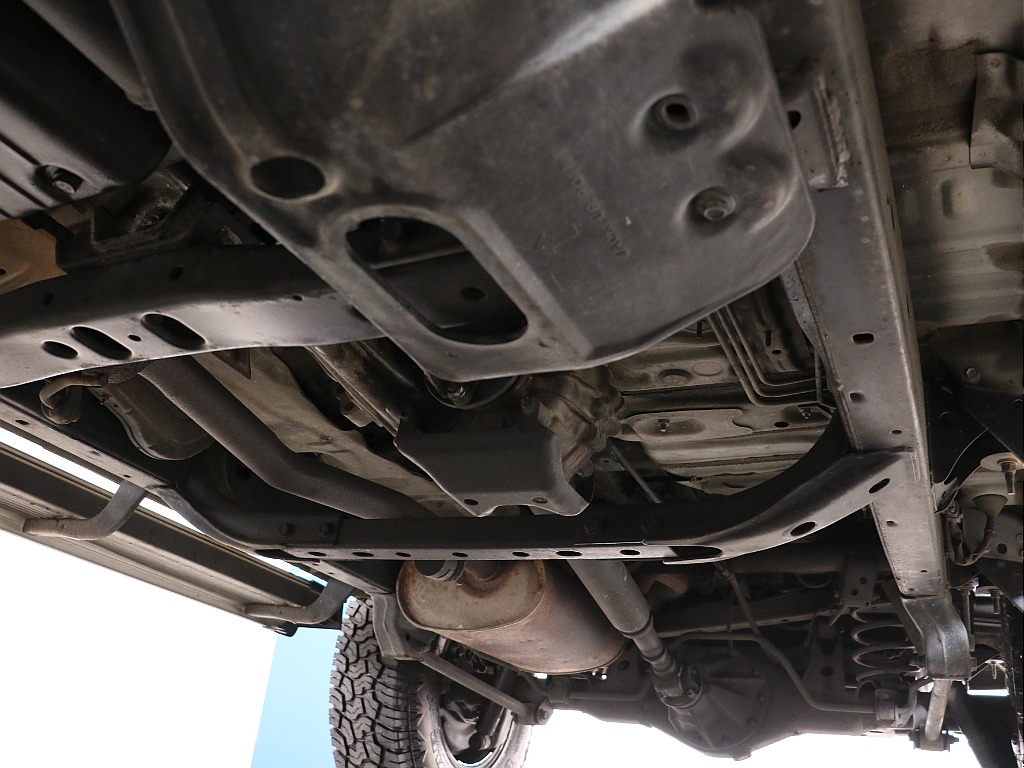 堅牢なラダーフレームにフルタイム４ＷＤ！足回り防錆処理も承ります！
