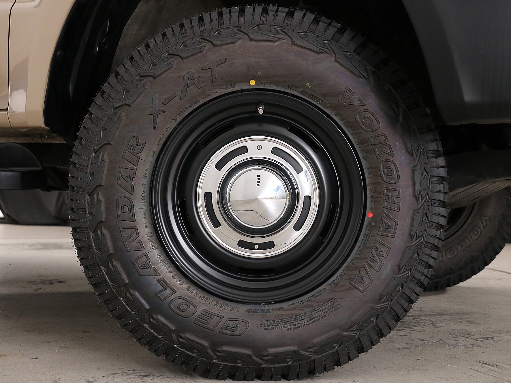 足元はＤＥＡＮクロスカントリー１６インチＡＷとYOKOHAMAジオランダーATタイヤの組み合わせ！