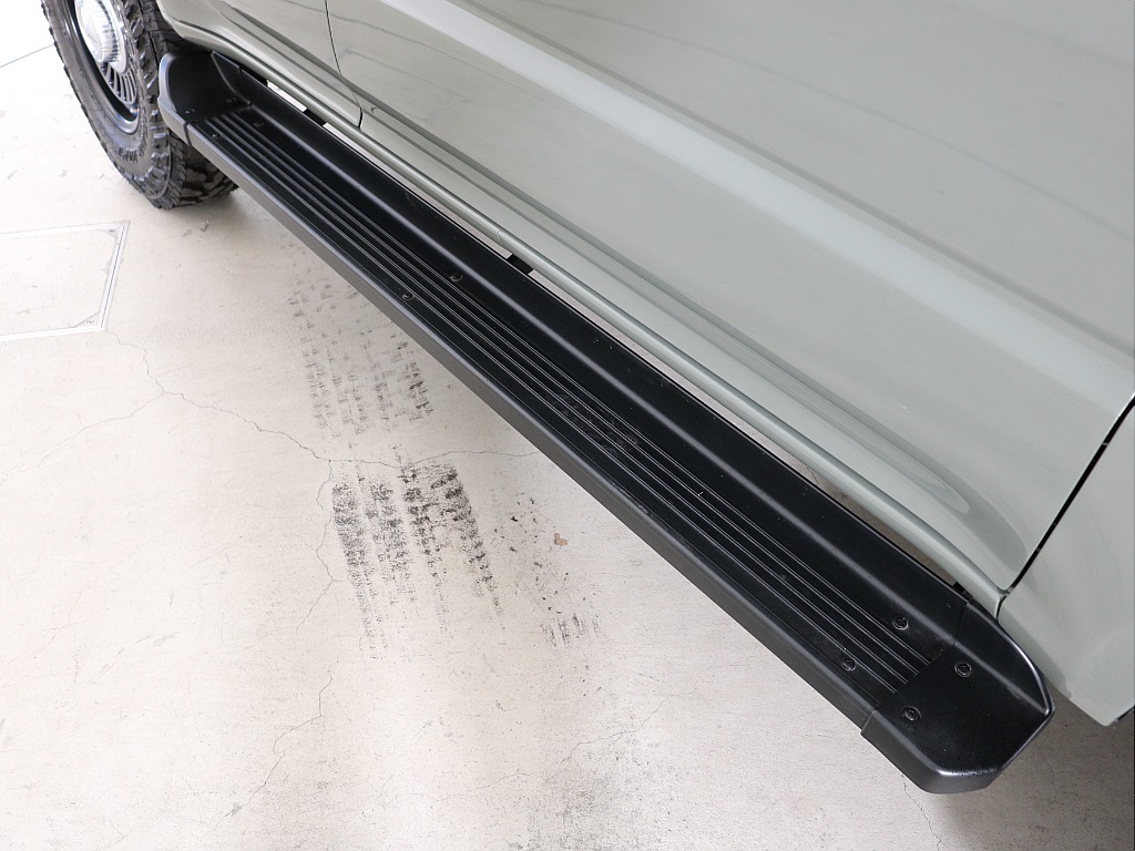 サイドステップ付きで乗り降り楽々！