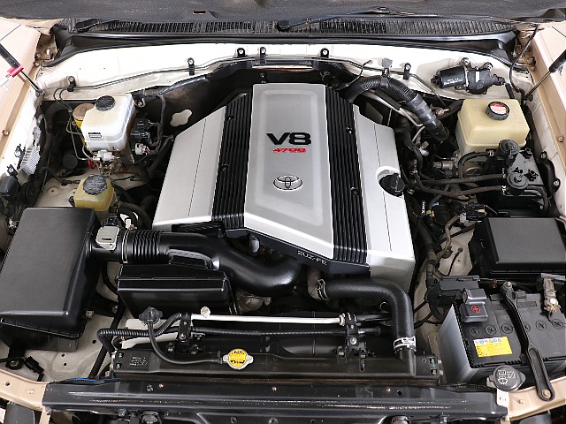 パワフルな走りと官能的なサウンドが楽しめる、V8・4700cc２UZエンジン！