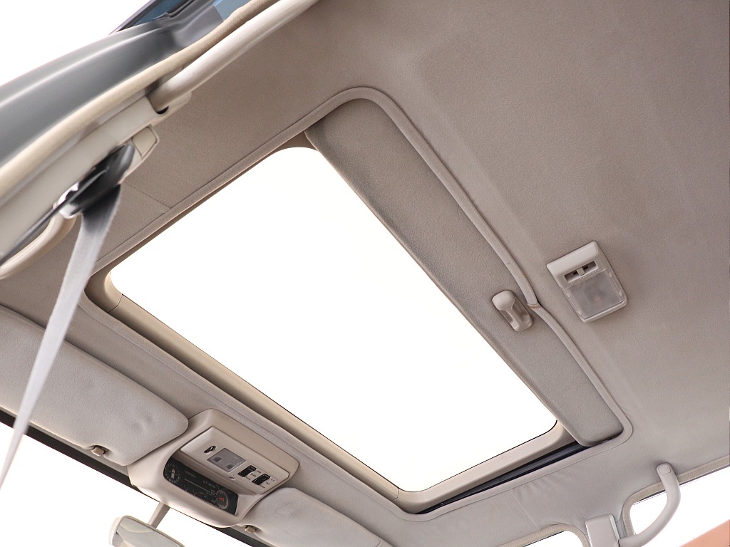 サンルーフ装備済みのお車です！このお車でお休みの日にドライブいかがでしょうか？