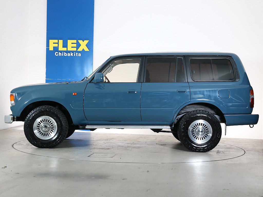 深みのあるブルーが高級感を醸し出し、そそられます♪