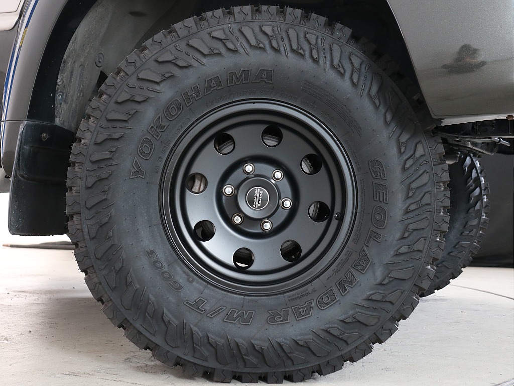 アメリカンレーシング１６インチＡＷ！タイヤはヨコハマ・ジオランダーＭＴタイヤ！どちらも新品装着！