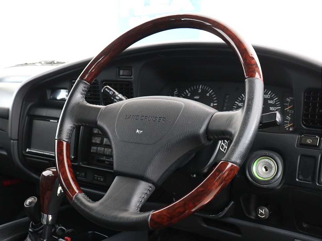 ウッドコンビステアリング＆シフトノブ装着！高級感を演出！