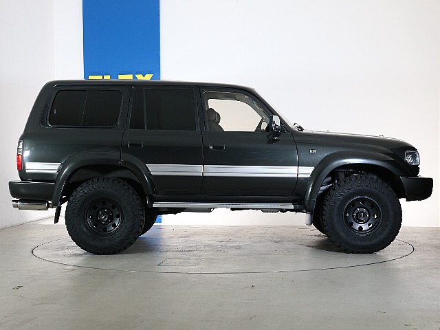 サイドモールのシルバーカラーがアクセントです！