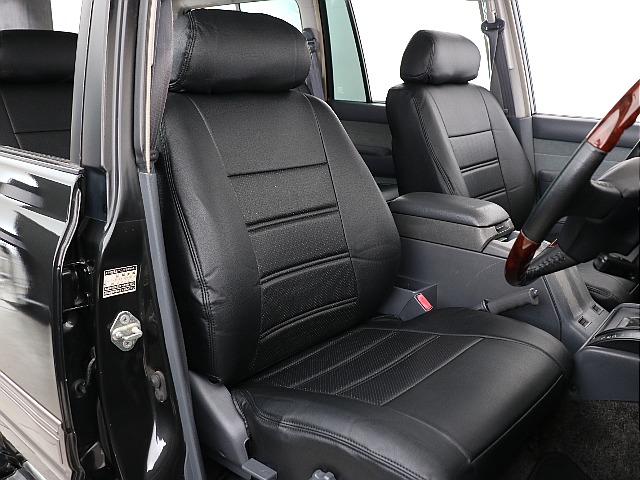 新品取付のブラックレザー調シートカバー！クールな印象に！