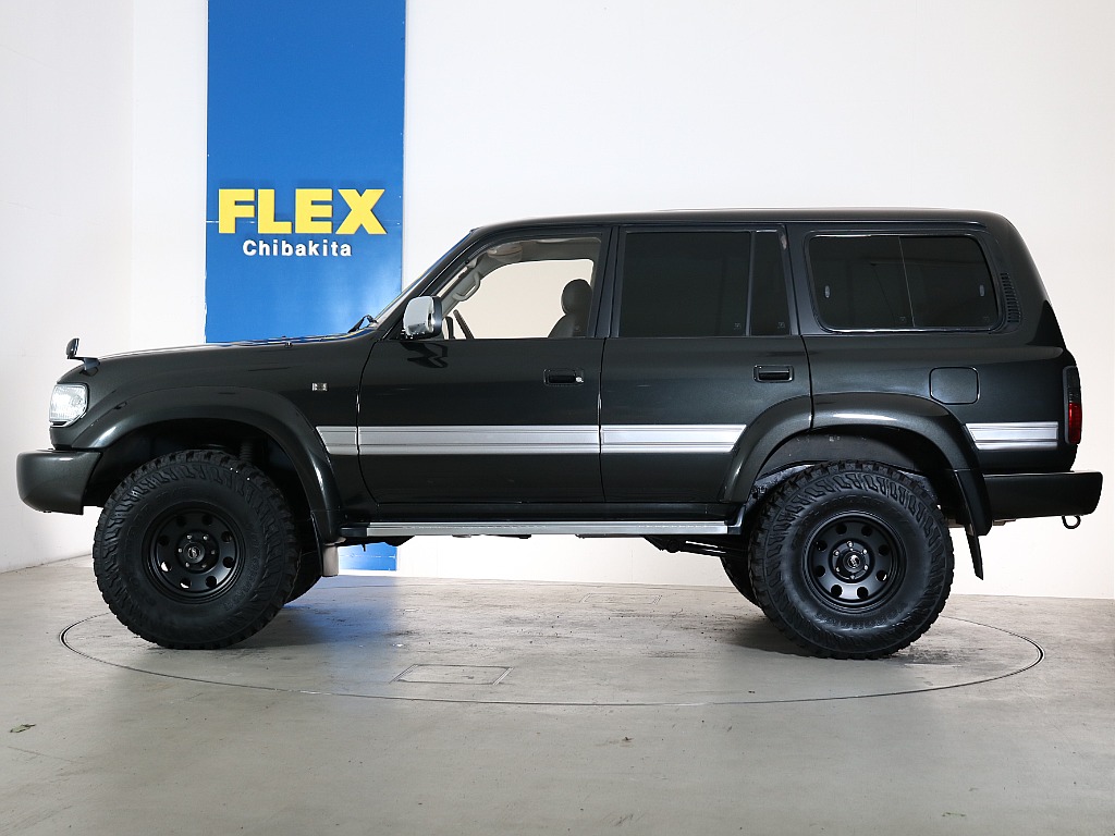 真っ黒では無く、メタリックが含まれている渋いカラー！