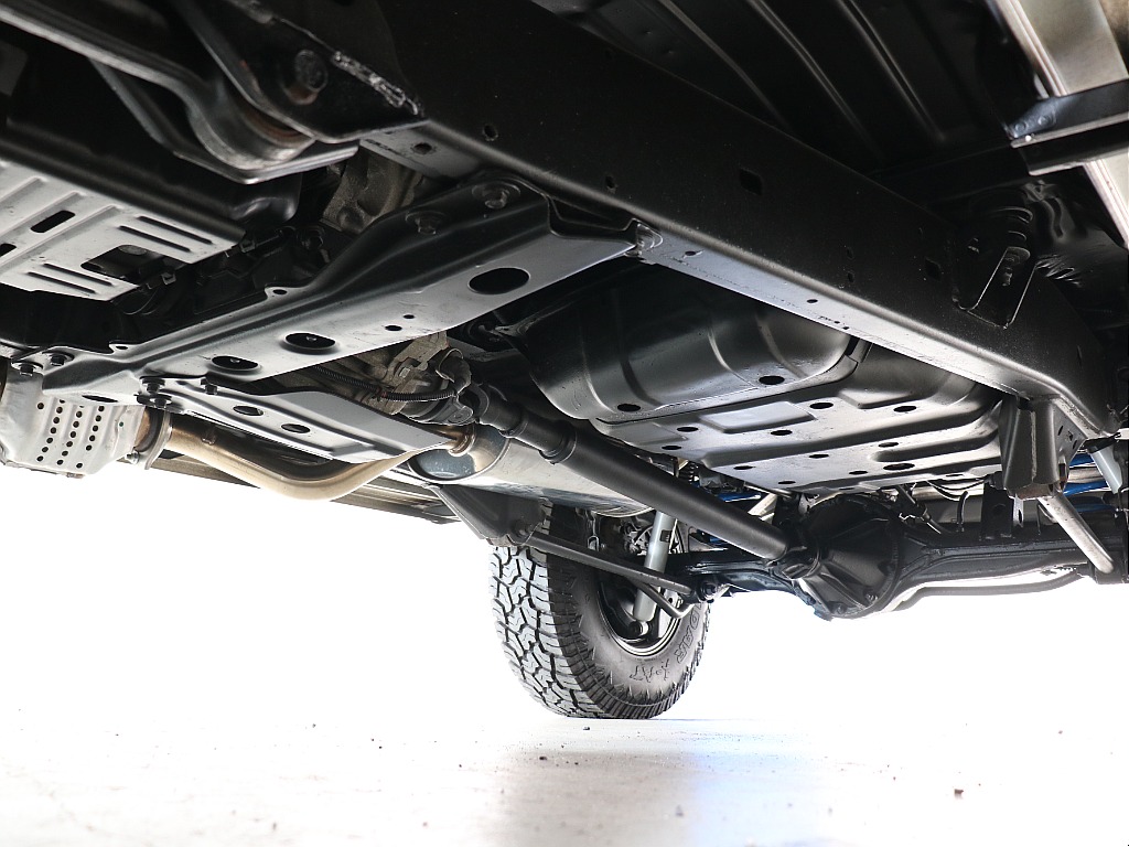 ランクルと言えば堅牢なラダーフレーム！腐食なども見られず下廻り防錆パスターも施工済み！