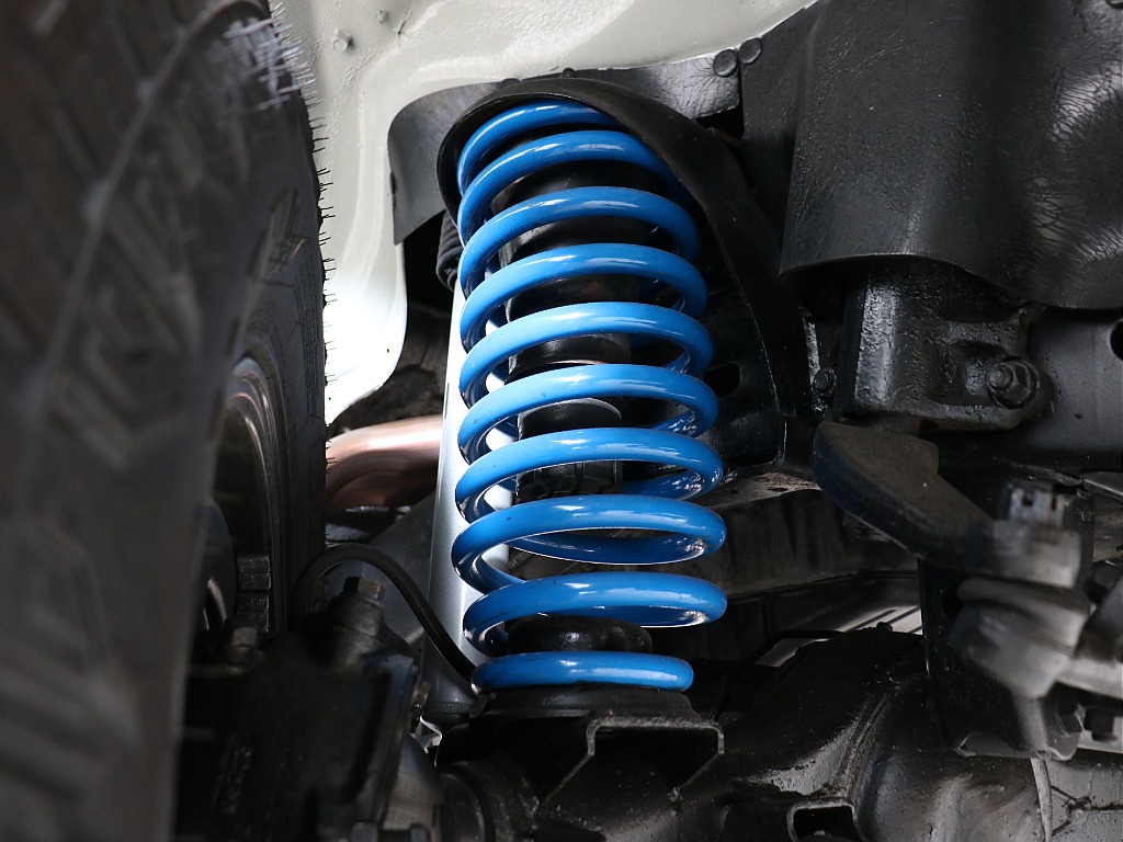 オリジナル2インチリフトアップコイルにオリジナルショックアブソーバーで一新しております！