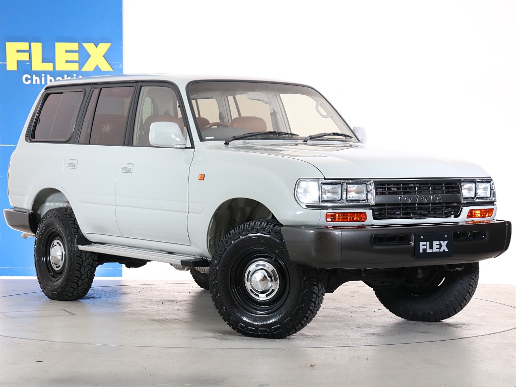 輸出用角目4灯ヘッドライトや横文字フロントフロントグリルを採用し人気の仕様に！