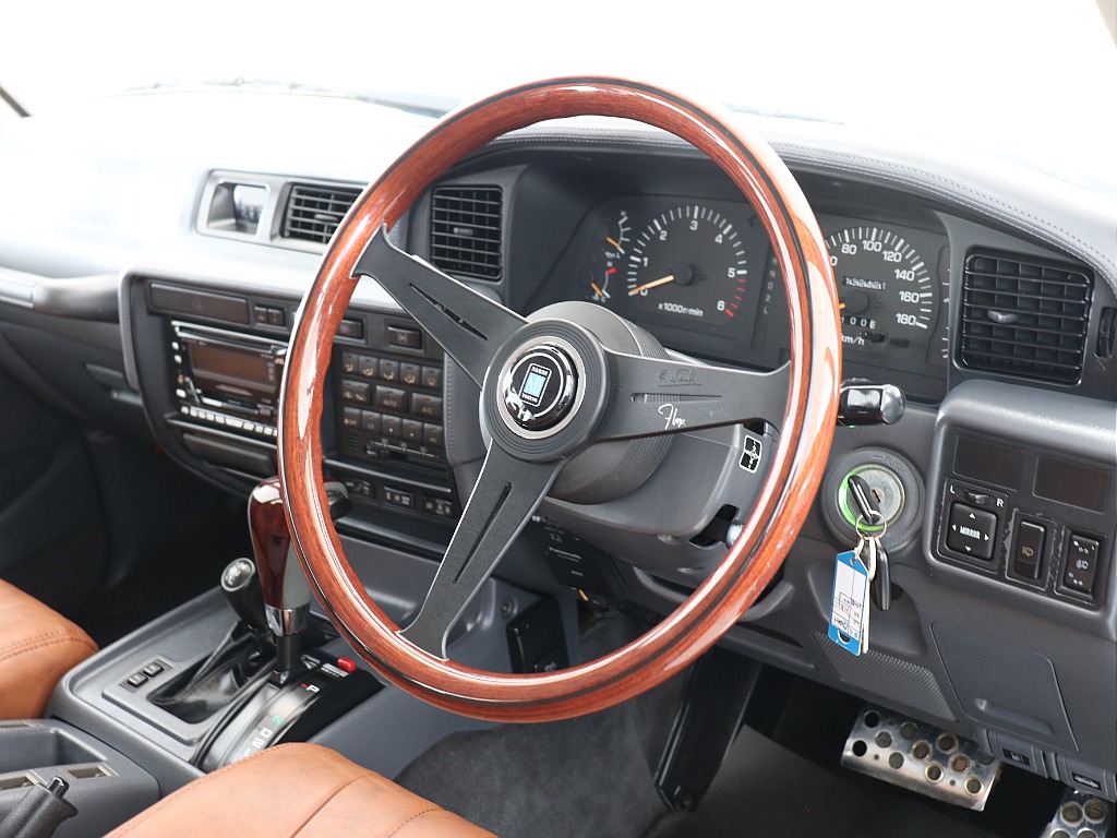 新品ブラックナルディーウッドステアリング！人気どころのオシャレアイテムです！