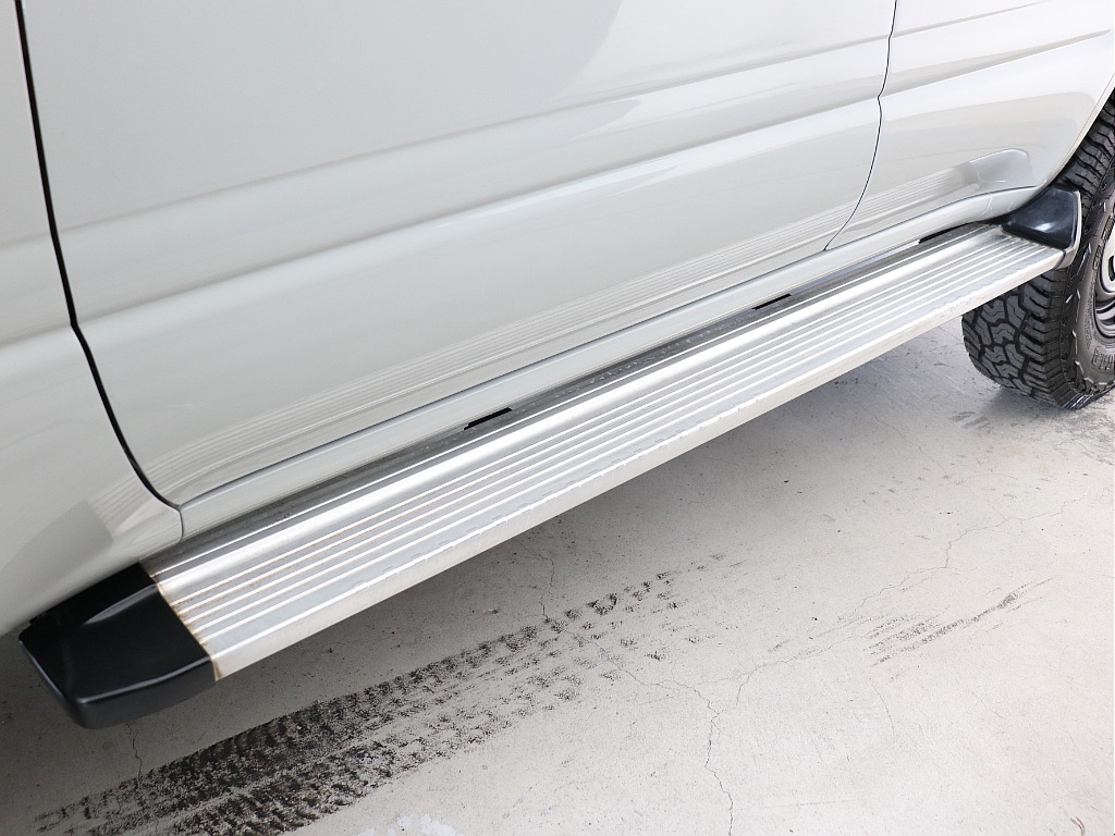 サイドステップ付きで乗り降り楽々！