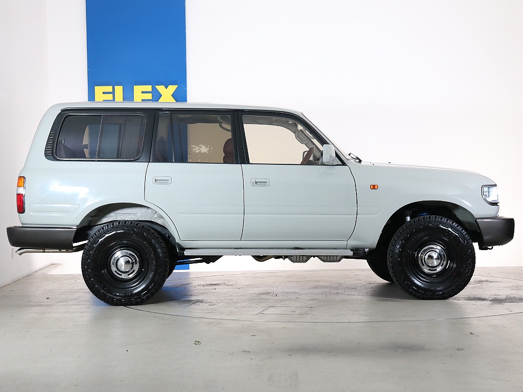 程良いリフトアップとサイドステップ付きで乗り降りもしやすいですね！