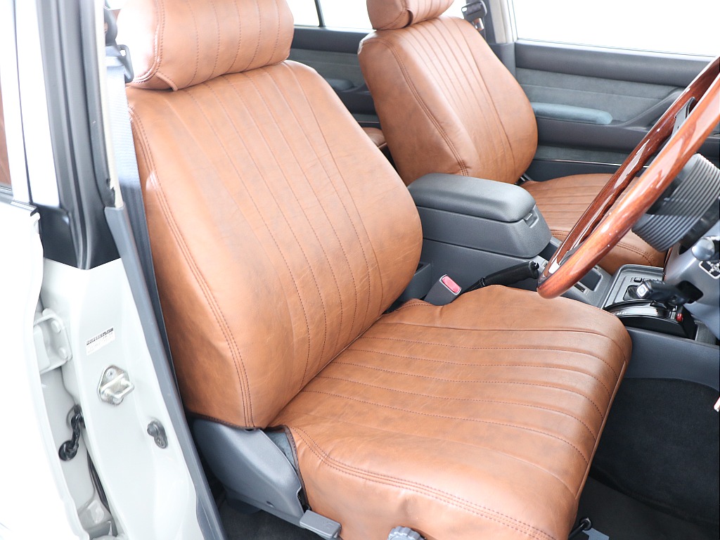 運転席にはシートカバーをインストール！シートへのダメージも軽減！