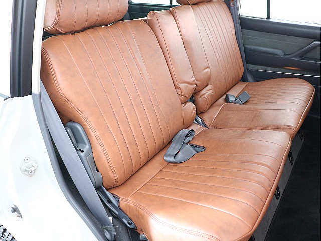 後部座席もご覧の広さ！成人男性もくつろいでお座り頂けるほどの広さです！