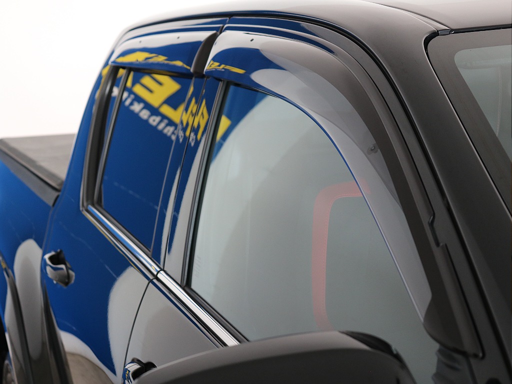 サイドバイザー付きのお車です！