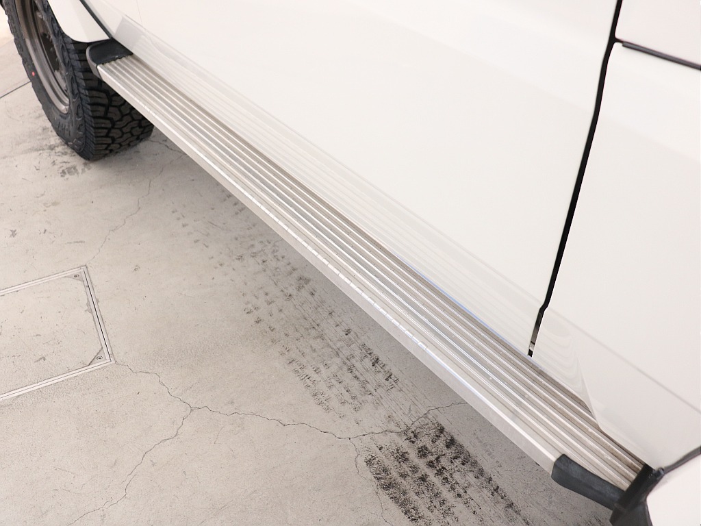 サイドステップ付きで乗り降り楽々！