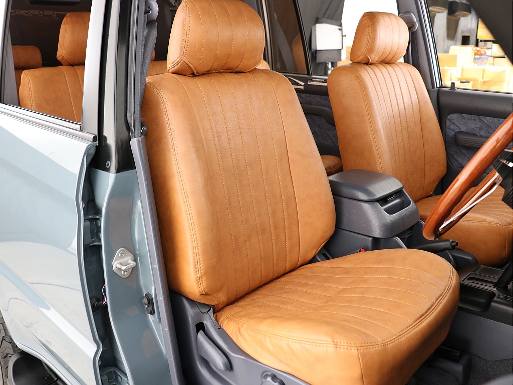 運転席はキャメルカラーのクラシックシートカバー装着済み☆
