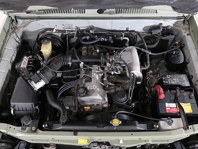 キレイに保たれているエンジンルーム！３RZ・2700ｃｃエンジン！