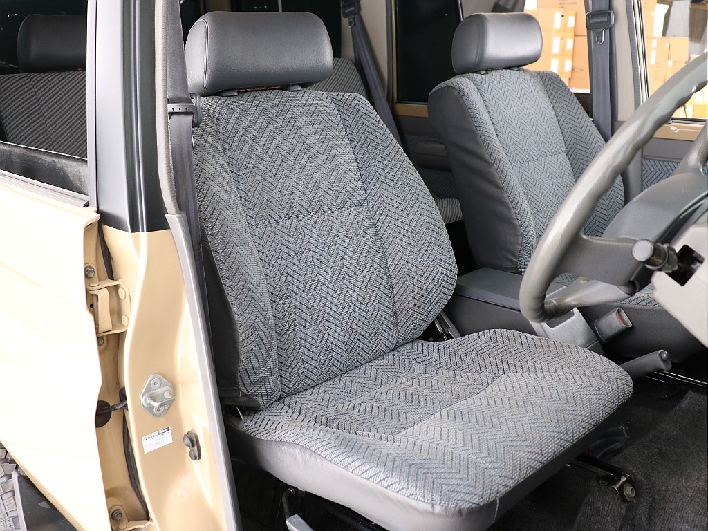 運転席は多少の使用感は御座いますが年式の割には綺麗に保たれている印象です！