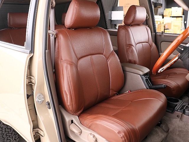シートは内装色と合わせたブラウンシートカバー！