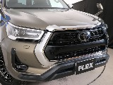 迫力のあるフロントフェイスですが、グリルマーカー取付などでさらに迫力アップします