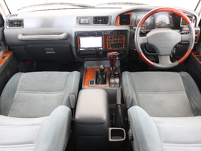 車内は木目調に統一！パネル・ステアリング・シフトレバーの統一感いかがでしょうか？