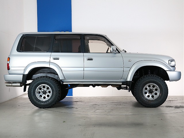 サイドステップ付きですので、ハイリフトですが乗り降りがしやすい仕様となっております！