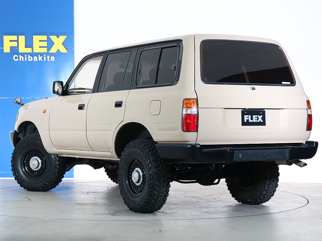 リフトアップしているお車です！ナローとリフトアップの組み合わせが抜群に相性がいいです！