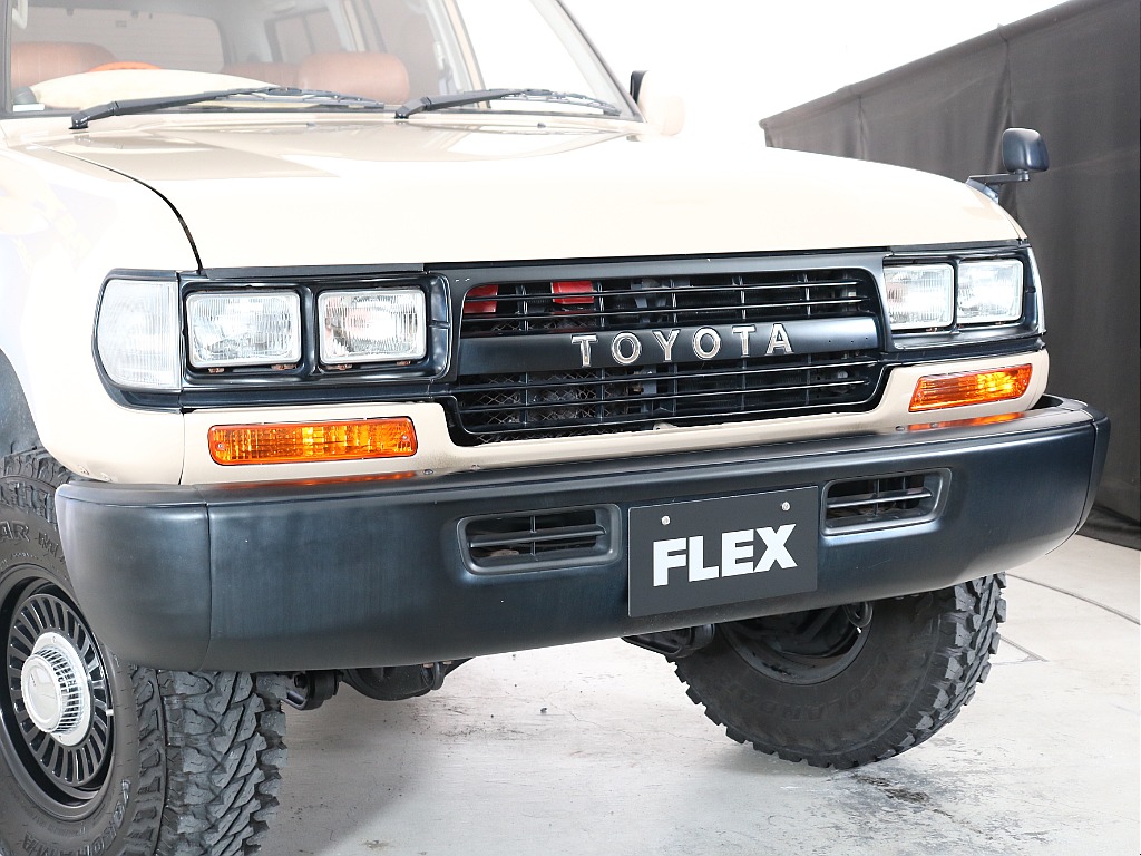 角目4灯でご用意！グリルもブラック塗装済みではっきりした顔立ちに仕上がっています！