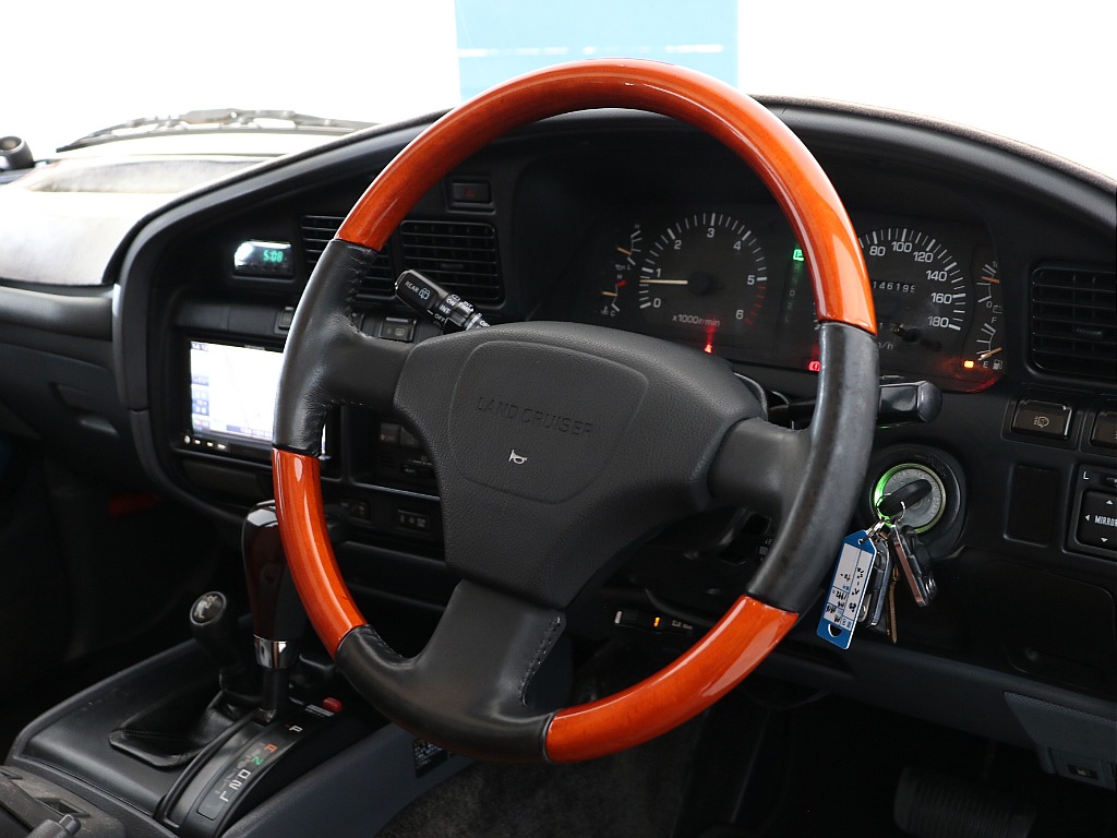 ウッドコンビステアリング装備済み！ステアリング交換も承っております！