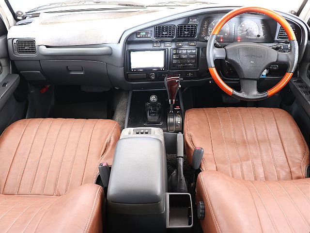 室内はブラウン基調でまとめております！ステアリング、シフトノブも木目調でクラシックに！