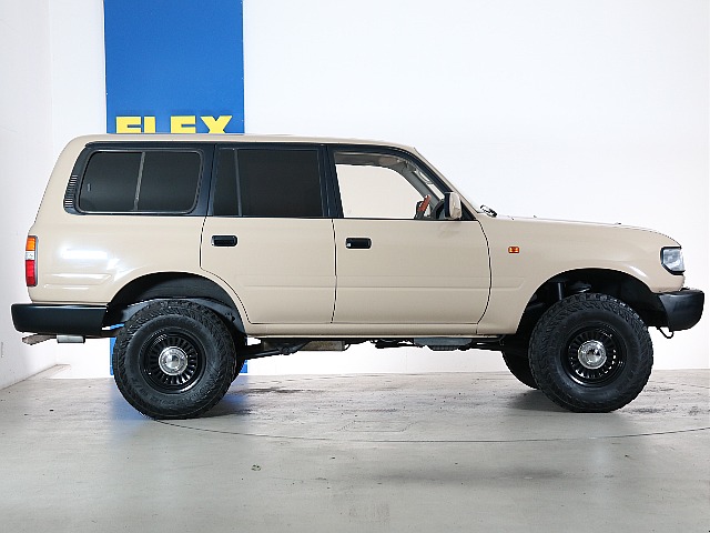 ナローボディにサイドステップレスでかなり引き締まった印象です！