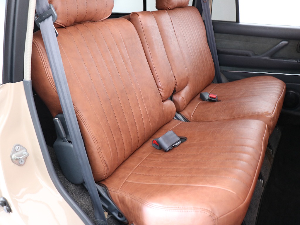 2列目はご覧の通り！後席もかなり広く足場などゆとりがございます！