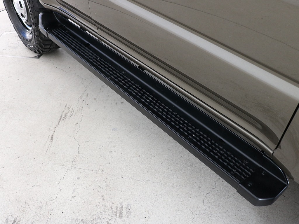 サイドステップ付きで乗り降り楽々！