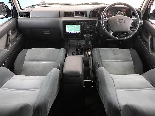 今回は純正をあえて触らずに残しております♪