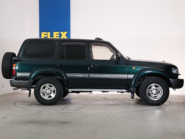 サイドバイザー付きのお車になります！雨の日でも安心して換気できますね♪